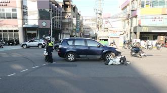台中男騎士違規左轉遭撞   屁股受傷送醫先吃一張罰單
