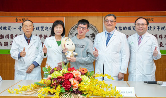 從外星人到英俊少年！20次手術換來新生