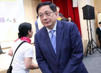 怒批大法官人选「笑话一则」 管中闵：赴立院绑白布条抗议