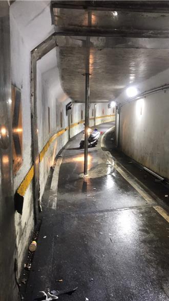淡北道路施工闖禍 打穿機車地下道！害男騎士摔傷