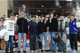 直击／浪花男子周末小巨蛋开唱！抵台「600粉挤爆松机」