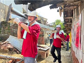 記錄修繕志工獲攝影獎肯定 勞工局員工用手機見證感動