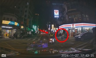 過不過？禮讓行人遭警關切！ 竟是行人站斑馬線等車