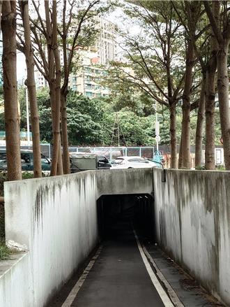 淡北道路工程出包！鐵柱打穿車道害騎士摔傷 新工處究責