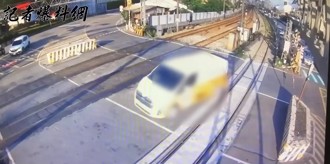 驚險！廂型車違規被困平交道 列車幸減速未釀事故