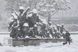 影》韩国暴雪大塞车 他滑雪上班奇景疯传 惊人身分曝