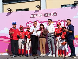 中華隊投手江國豪回母校贈簽名球 粉領抽中超開心