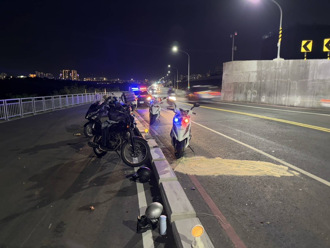 新莊堤外道5機車連環追撞 大型重機撞完就逃！釀3人傷