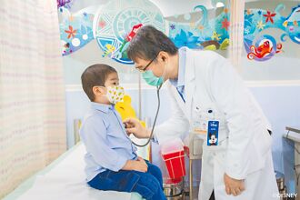 迪士尼落脚台大儿医 米奇陪看病