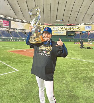 12強冠軍金盃 棒壇促留大巨蛋展出