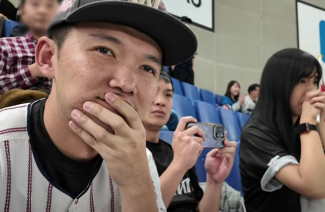 台南Josh分享日本球迷赛后的暖举，令大家感动不已。（图／台南Josh YouTube）