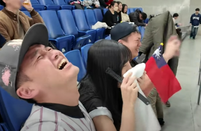 台南Josh见到台湾夺冠那刻，和朋友们哭成一遍。（图／台南Josh YouTube）