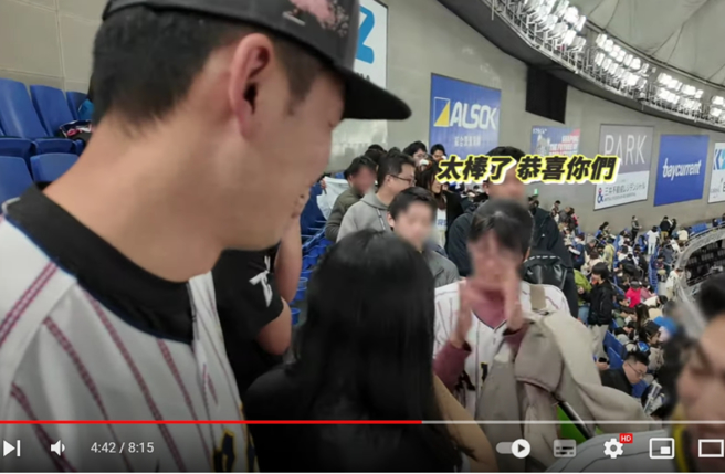 日本球迷拍手祝贺台湾拿下胜利。（图／台南Josh YouTube）