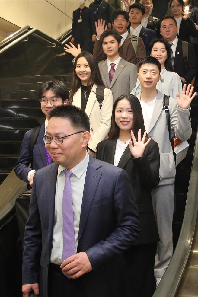 本次访问团由中国大陆7所顶尖大学的40名师生组成，其中包括奥运桌球六金得主马龙（右排三）及奥运射击金牌杨倩（右排二）。（陈麒全摄）