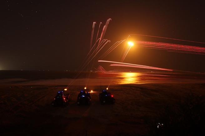  官兵依想定实施对空射击，建立交织火网。
（记者傅文琦摄）