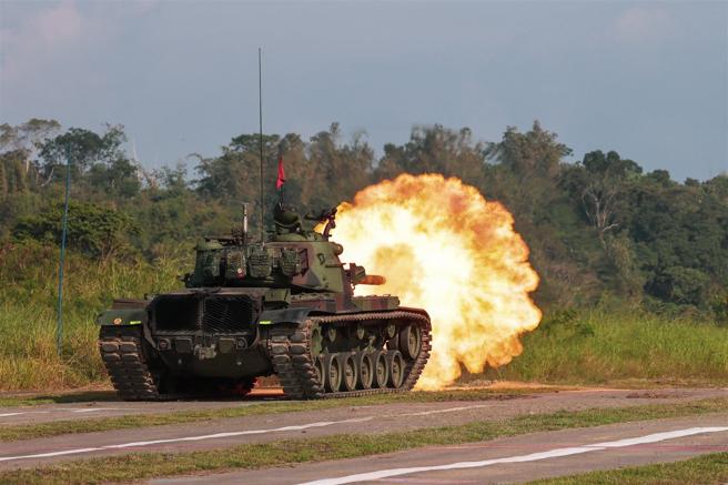  333旅联兵1营战车连昨日进行实弹射击训练，以提升射击精准度，并为后续的战力鑑测做足准备。（记者谢承宏摄）