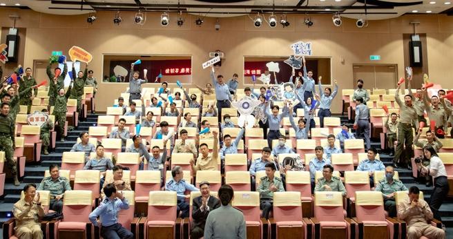 活动邀请陆、海、空军及宪兵官兵代表参与现场答题，场面热络。（记者简廷哲摄）