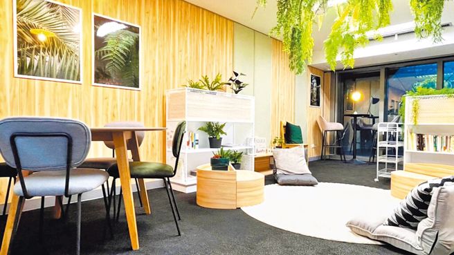 劳发署前北分署长谢宜容上任后对办公室大规模装修，包括选用木纹饰板装饰墙面与地板，添购家具如沙发与新颖桌椅，并摆放多种名贵植物。（民眾提供／张铠乙新北传真）