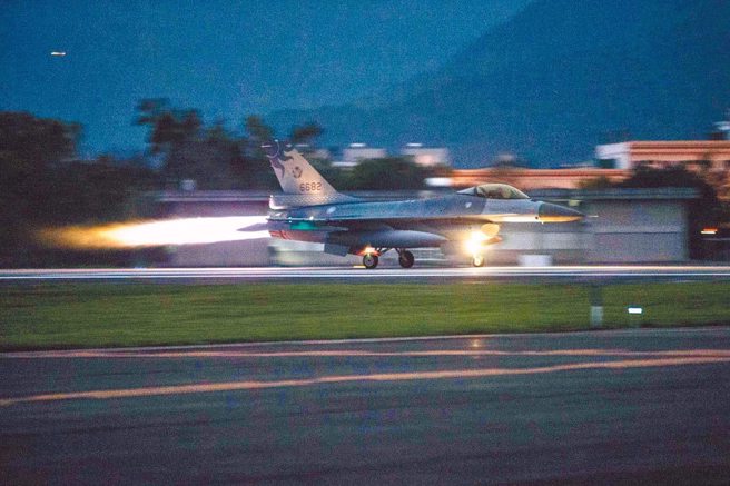 全台戰機拂曉緊急升空模擬接戰 ，假想敵出擊實測三軍聯合防空攔截。(資料畫面/軍聞社提供)