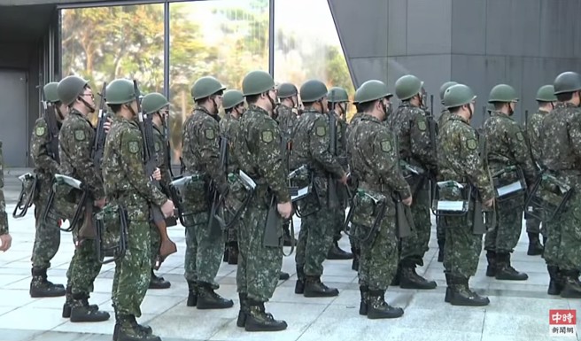 北市後備旅在政大進行教召行軍訓練，官兵全副武裝在後山道路進行演練。(中時新聞網)