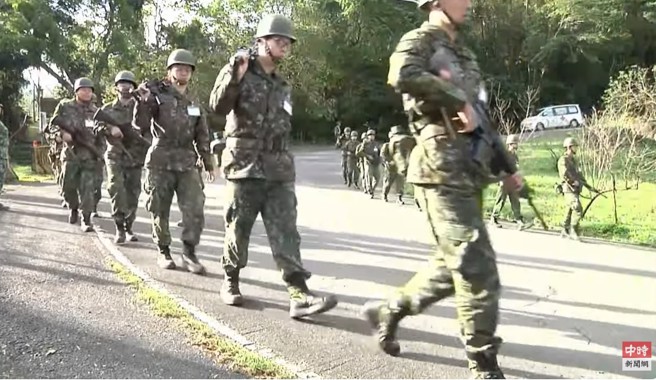 北市後備旅在政大進行教召行軍訓練，官兵全副武裝在後山道路進行演練。(中時新聞網)