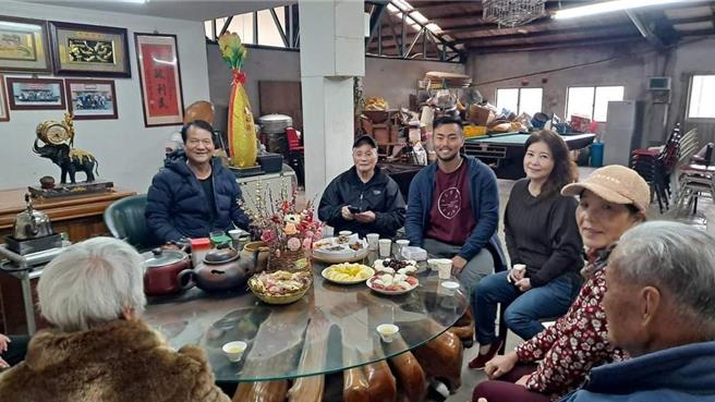 棒球好手林家正（左三）的外婆家在古坑，去年或前年上樟湖山上找表舅廖永樹（左一）泡茶，左二是外公，左四是林家正母親。（廖永樹提供）