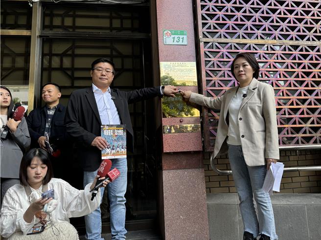 台北市議員簡舒培、陳賢蔚於今（28）日早上10時赴台北地方檢察署按鈴申告陳之漢觸犯《刑法》第266條「賭博」、《刑法》第339條「詐欺」及《組織犯罪防制條例》。（賴佩璇攝）
