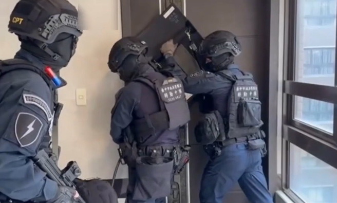 警方破门逮人。（图 / 刘咏韵翻摄）