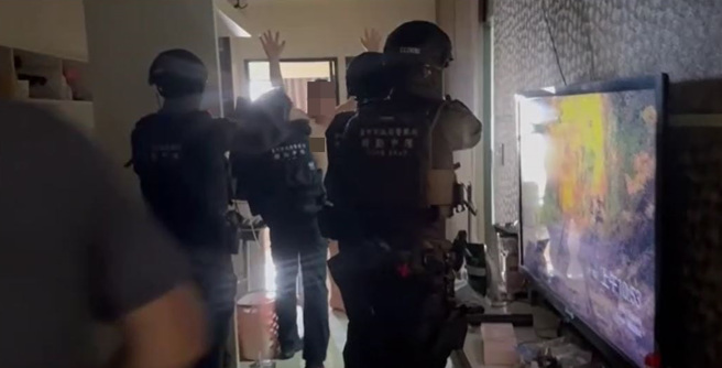 警方破门逮人。（图 / 刘咏韵翻摄）