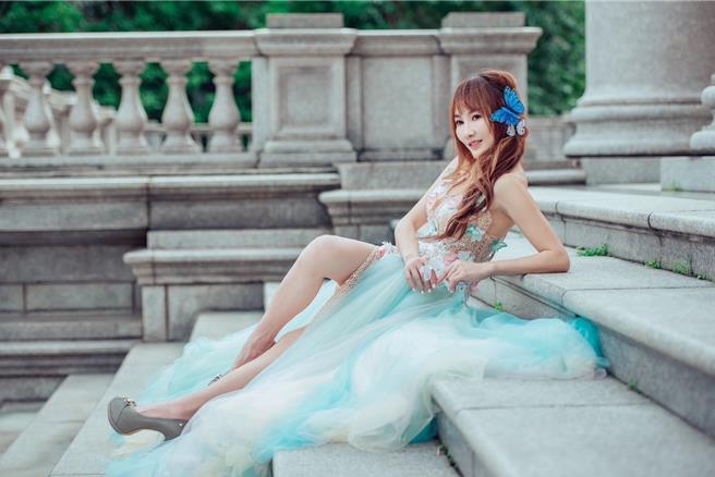 王宥忻与翁总拍摄婚纱照为復婚准备。（台北法国巴黎婚纱提供）