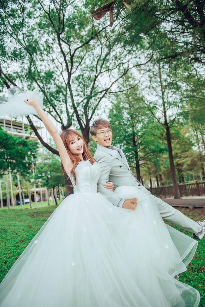 王宥忻与翁总拍摄婚纱照为復婚准备。（台北法国巴黎婚纱提供）