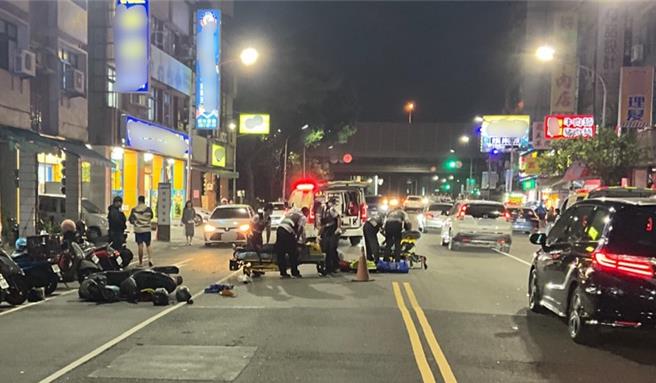 高雄三民区27日晚间8时许发生车祸，吴姓骑士双载撞上「无照少年」，酿成3人受伤，详细车祸肇因将由交通大队进一步分析研判。（民眾提供／纪爰高雄传真）
