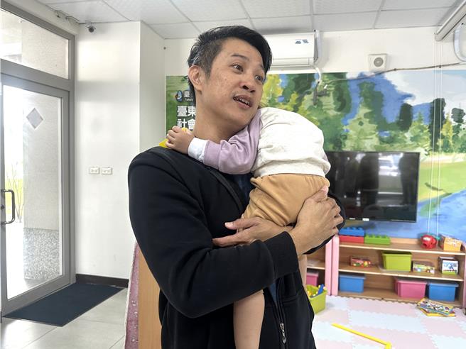 陈姓家长说，农忙或临时有急事，很需要这项服务。（蔡旻妤摄）