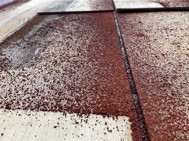 桃园市芦竹区大坑溪27日遭染成红色一片，经桃园市环保局稽查后是周边不肖工程使用的红色漆料而导致。（桃园市环保局提供）