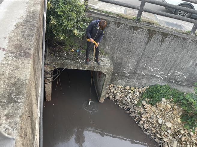 桃园市芦竹区大坑溪27日遭染成红色一片，经桃园市环保局稽查后是周边不肖工程使用的红色漆料而导致。（桃园市环保局提供）