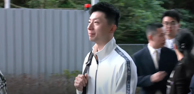 大陆桌球名将马龙28日随陆生团参访政治大学。 (截自中时新闻网直播)