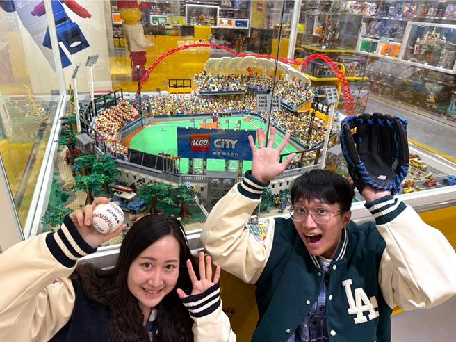台中大遠百樂高授權專賣店，設置台中洲際棒球場特色積木造景。（遠百提供）