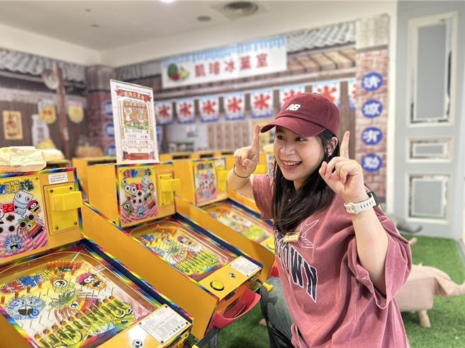 新竹大遠百彈珠公賣局11月30日前每日前50名遊玩彈珠檯，使用遠百App買1送1。（遠百提供）