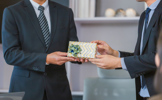 下个月就是耶诞节，不少人会玩交换礼物应景。（示意图，shutterstock／达志）