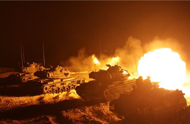 金防部昨日晚间实施「太武操演」，运用战车、甲车及火炮等武器，对空中及海上目标实施射击，验证作战计画及建制武器实弹射击成效。(图／金防部提供)