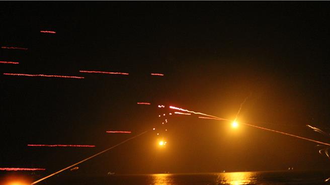 金防部昨日晚间实施「太武操演」，不少民眾在不知情的状况下看见满天红光、一时枪炮声四起，还误以为敌人打过来了，也间接验证此次操演的震撼与逼真。(图／金防部提供)