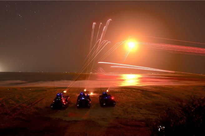 金防部昨日晚间实施「太武操演」，运用战车、甲车及火炮等武器，对空中及海上目标实施射击，验证作战计画及建制武器实弹射击成效。(图／金防部提供)