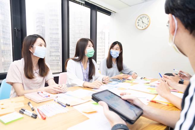 永庆数位与资讯团队不定期发起「技术交流分享会」，拓展员工的跨领域视野与能力。(图/永庆房产集团提供)