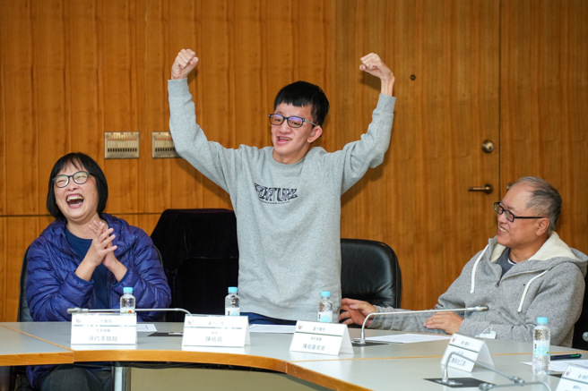 17岁的佑嘉（中）因先天性颅骨缝早闭之克鲁松症候群，17年间歷经大小二十多次手术，终于获致近乎常人之功能及外观，28日也现身臺大医院颅顏医疗暨形态科学发展中心两周年成果发表会，分享疗程经过。（罗永铭摄）