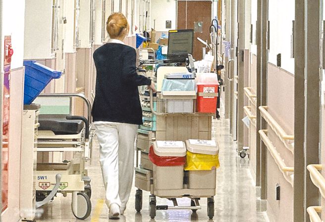 台北市医师职业工会直指，医疗业最应该告别5S运动，甚至变本加厉的7S运动，连水杯、便当都得藏起来。图为医院护理师工作示意图。（本报资料照）