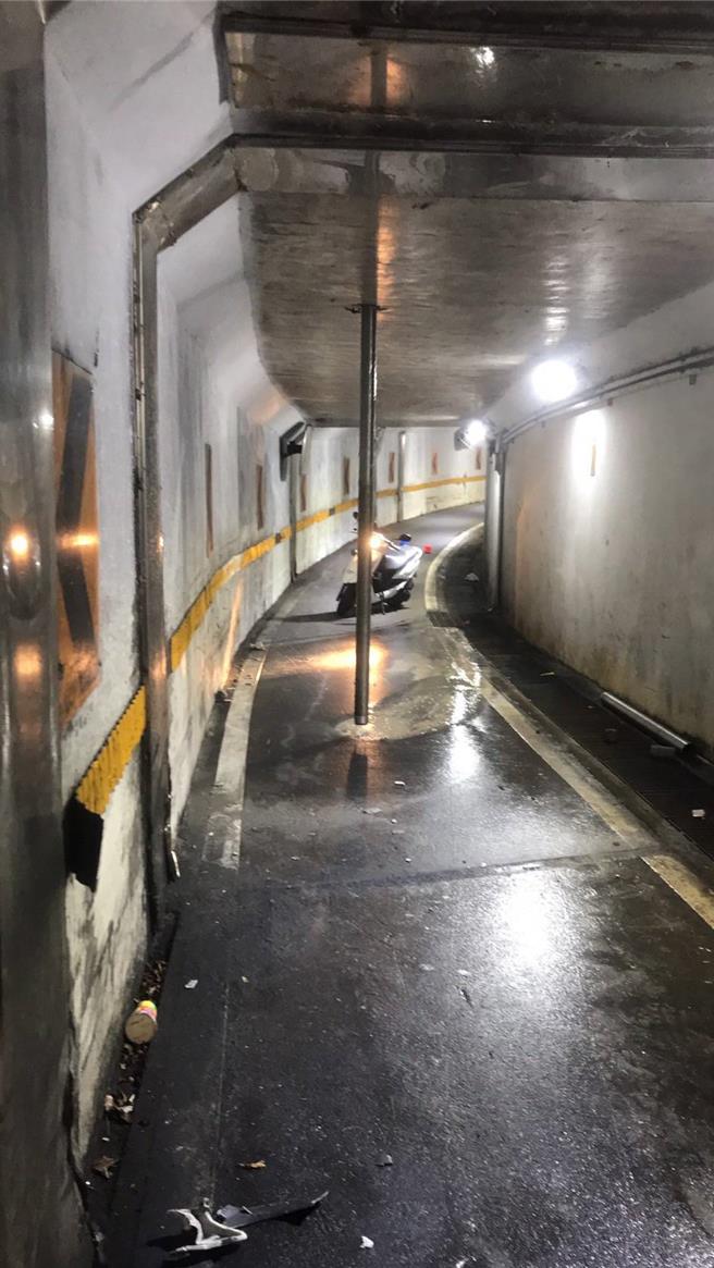 淡北道路工程人员打桩打穿机车地下道，造成1名骑士摔伤送医。（淡水警分局提供）