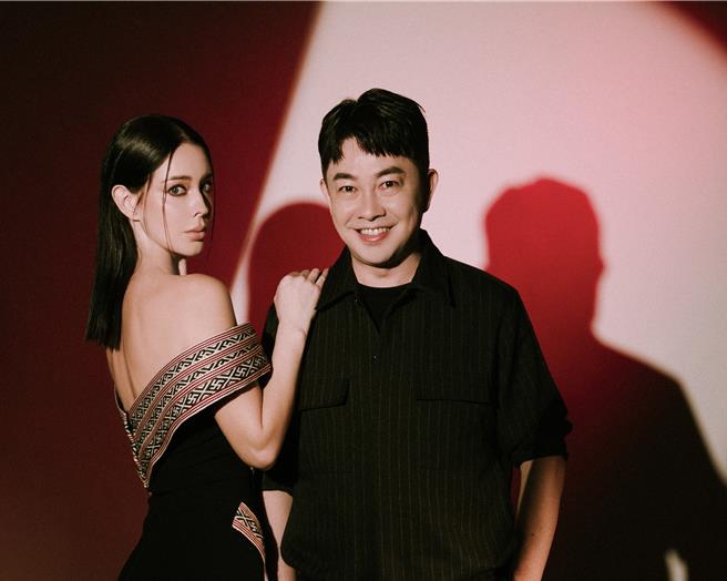 李明川（右）设计赛夏族服装，邀请好友安妮展示。（明新科大提供）