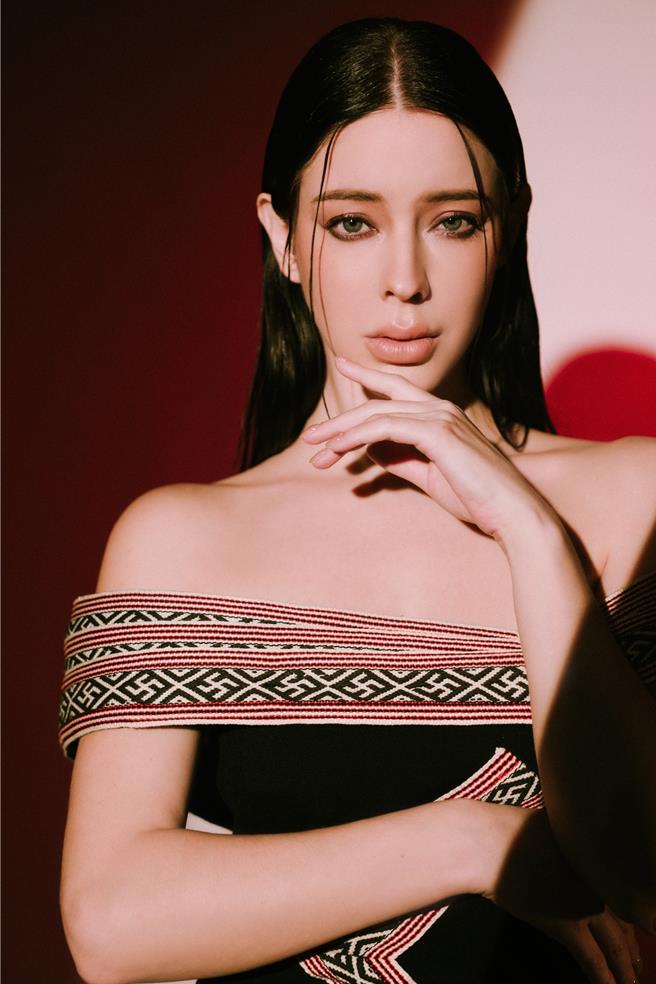 安妮身穿带有赛夏族色彩的服饰。（明新科大提供）