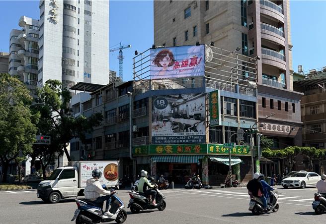 高雄市區街頭近日出現一名俏麗短髮女子微笑搭配「高雄贏」文字的漫畫風看板，引發熱議，民進黨立委邱議瑩今天現身表示，那是自己的看板，很意外看板掛上去後引發很多討論，這是始料未及。（林雅惠攝）