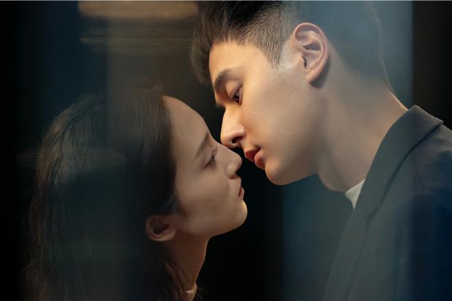 张轩睿（右）、韩寧剧中浪漫吻戏，超级吸睛。（良人行、东森电视提供）